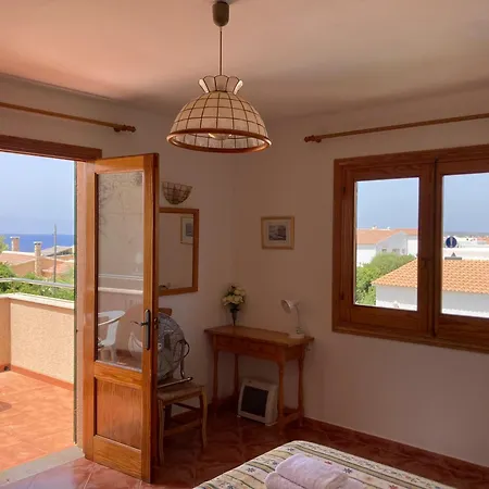 Beautiful & Swimming Pool In Сasa de vacaciones Cala Blanca (Menorca)