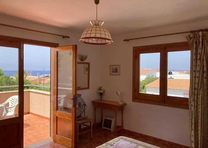 Beautiful & Swimming Pool In Сasa de vacaciones Cala Blanca (Menorca)